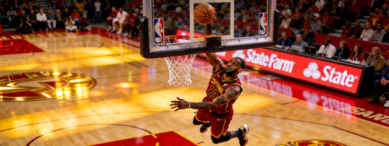 NBA比赛现场，球员突破上篮瞬间