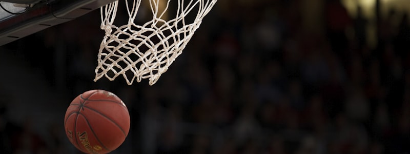 NBA交易截止日临近，各队总经理忙碌运作