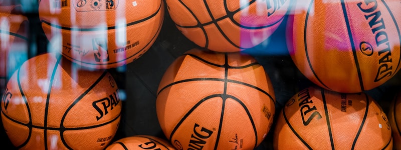 欧冠联赛比赛用球及冠军奖杯特写