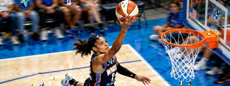 WNBA女子篮球比赛，球员投篮动作